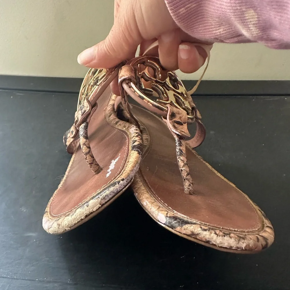 Tory Burch Miller Blush Pink Gold Metal Snake Leather Thong Sandal Logo 8M - Picture 2 of 5